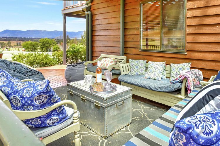 Silver Springs 4br Cottage, with Wifi, Views, Olives and Space