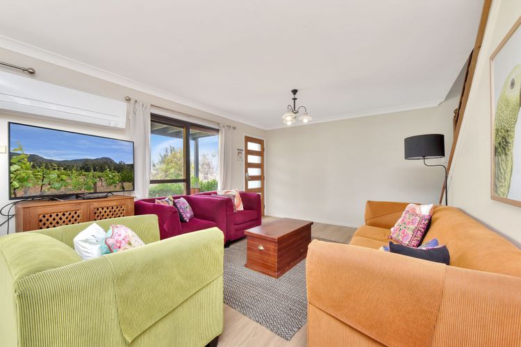 Silver Springs 4br Cottage, with Wifi, Views, Olives and Space