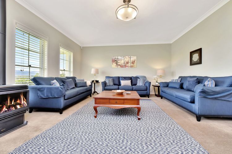 Silver Springs 6br Luxury Homestead with Wifi, Pool. Fireplace, Views, Olives and Space