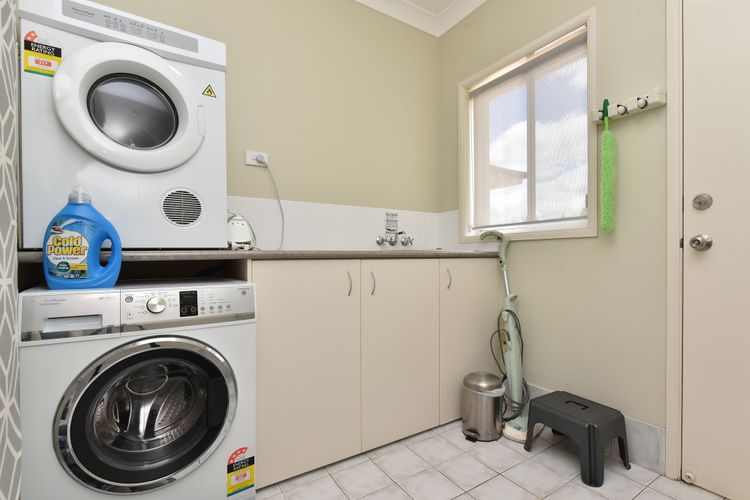 Silver Springs 6br Luxury Homestead with Wifi, Pool. Fireplace, Views, Olives and Space