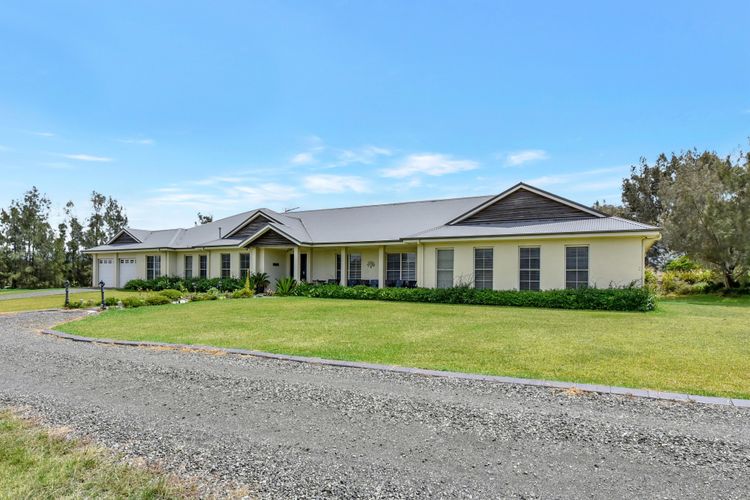 Silver Springs 6br Luxury Homestead with Wifi, Pool. Fireplace, Views, Olives and Space