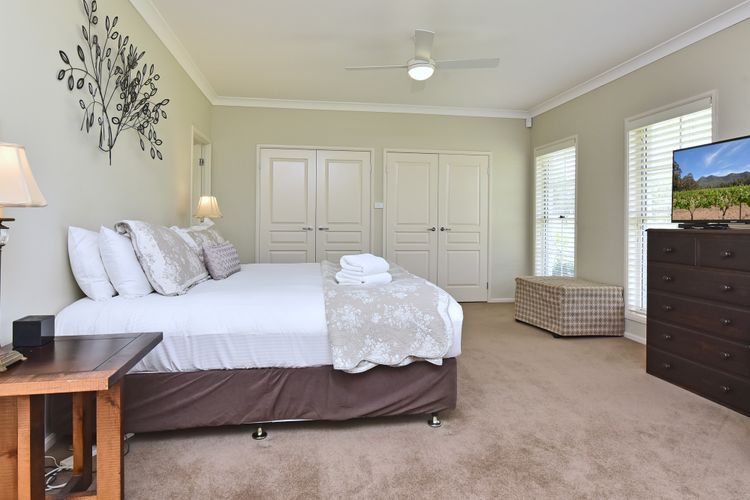 Silver Springs 6br Luxury Homestead with Wifi, Pool. Fireplace, Views, Olives and Space