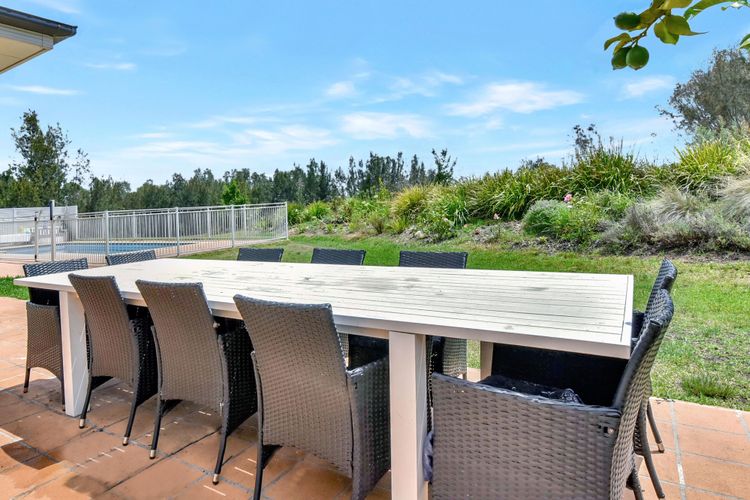 Silver Springs 6br Luxury Homestead with Wifi, Pool. Fireplace, Views, Olives and Space