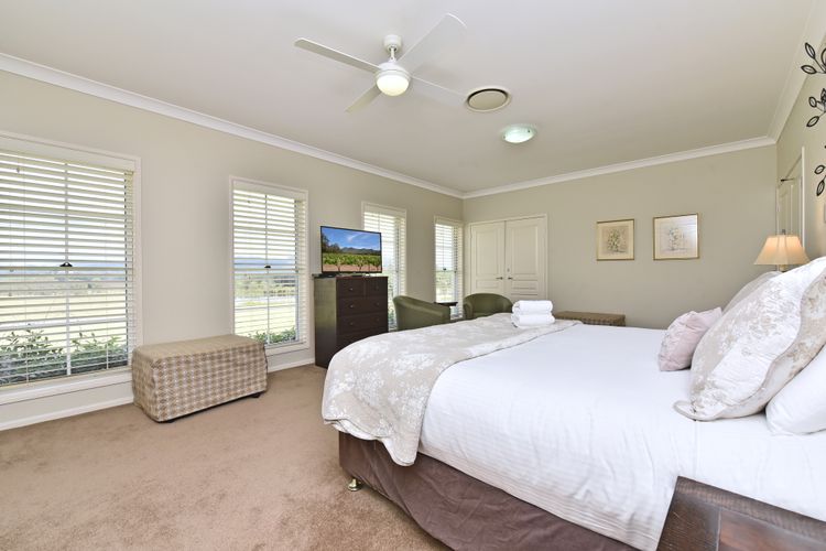 Silver Springs 6br Luxury Homestead with Wifi, Pool. Fireplace, Views, Olives and Space