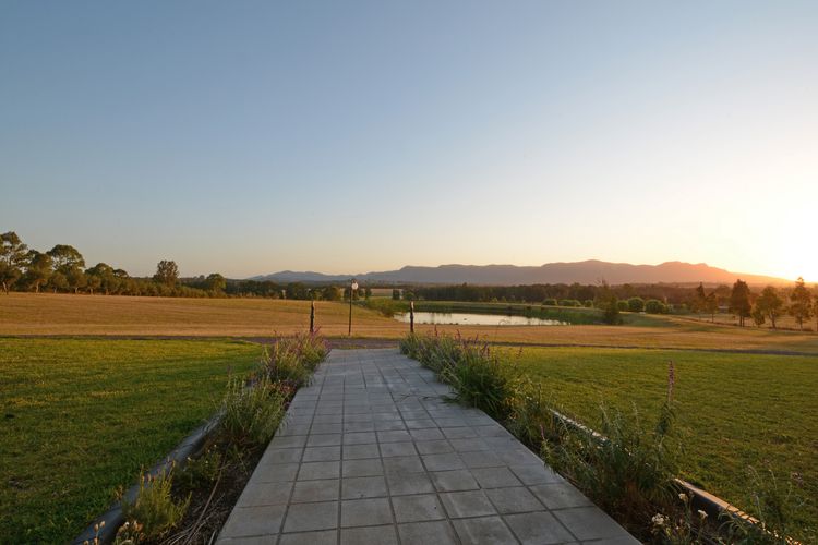 Silver Springs 6br Luxury Homestead with Wifi, Pool. Fireplace, Views, Olives and Space