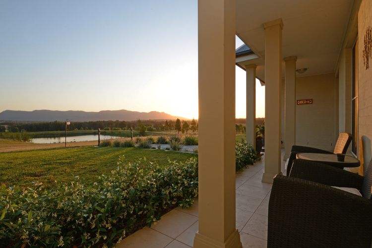 Silver Springs 6br Luxury Homestead with Wifi, Pool. Fireplace, Views, Olives and Space