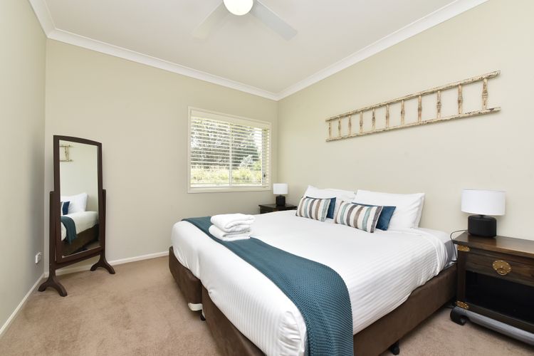 Silver Springs 6br Luxury Homestead with Wifi, Pool. Fireplace, Views, Olives and Space