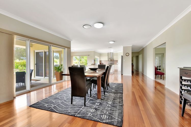 Silver Springs 6br Luxury Homestead with Wifi, Pool. Fireplace, Views, Olives and Space