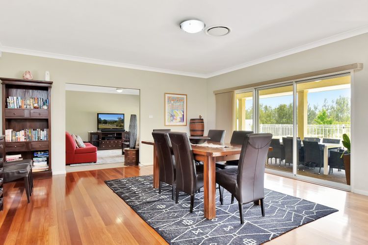 Silver Springs 6br Luxury Homestead with Wifi, Pool. Fireplace, Views, Olives and Space