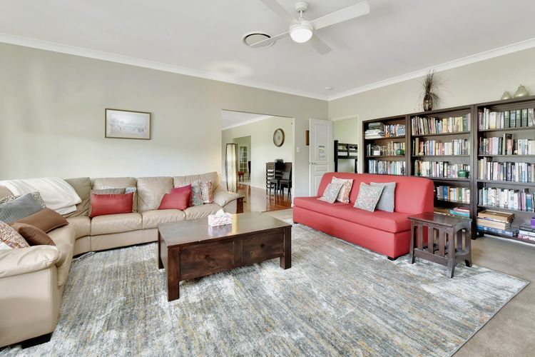 Silver Springs 6br Luxury Homestead with Wifi, Pool. Fireplace, Views, Olives and Space