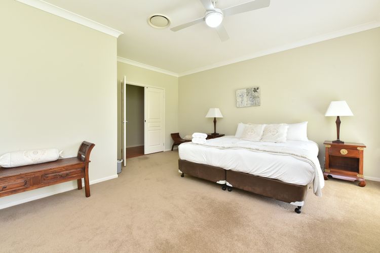 Silver Springs 6br Luxury Homestead with Wifi, Pool. Fireplace, Views, Olives and Space