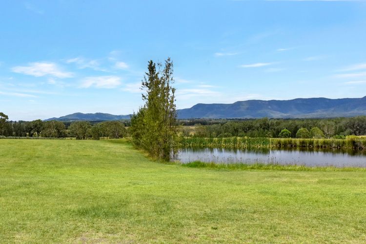 Silver Springs 6br Luxury Homestead with Wifi, Pool. Fireplace, Views, Olives and Space