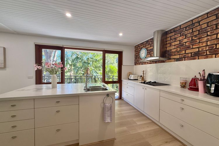 Treehouse Waterview at Caves Beach!