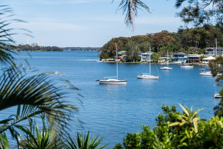 Sunshine Waterfront Lakehouse