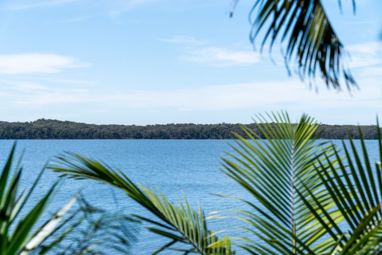 Sunshine Waterfront Lakehouse