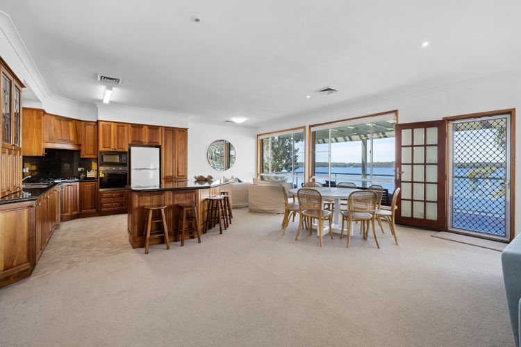 Sunshine Waterfront Lakehouse