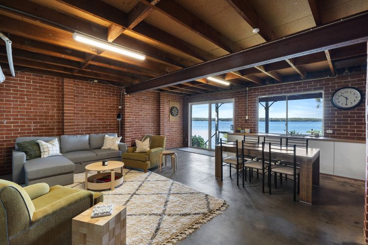 Sunshine Waterfront Lakehouse