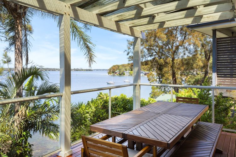 Sunshine Waterfront Lakehouse