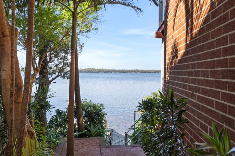 Sunshine Waterfront Lakehouse