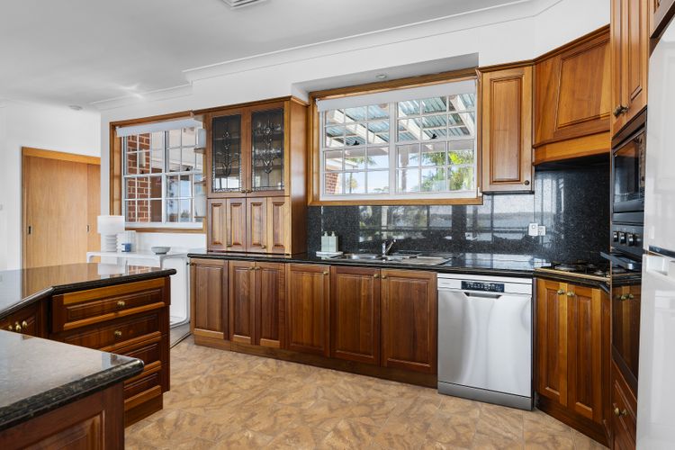 Sunshine Waterfront Lakehouse