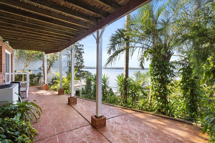 Sunshine Waterfront Lakehouse