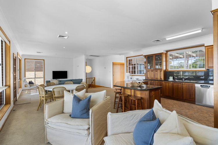 Sunshine Waterfront Lakehouse