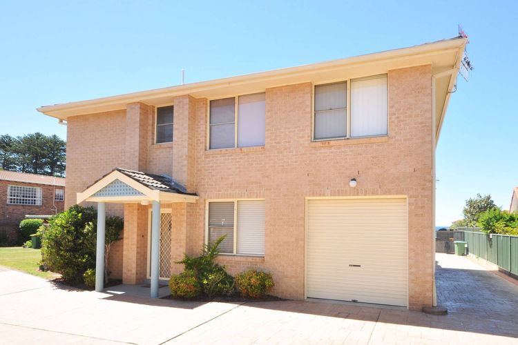 Toowoon Beach View 3br Villa 4 just steps to beach with views