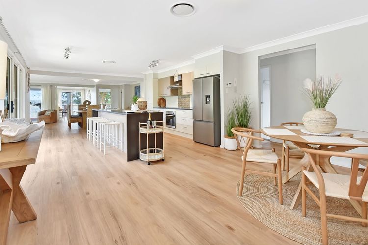 ChrisTony 5 Bdrm Waterfrnt Cottage