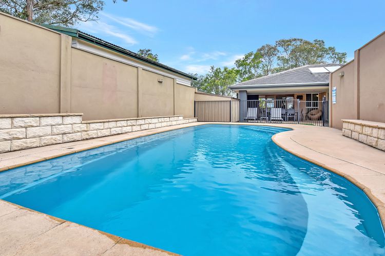 ChrisTony 5 Bdrm Waterfrnt Cottage