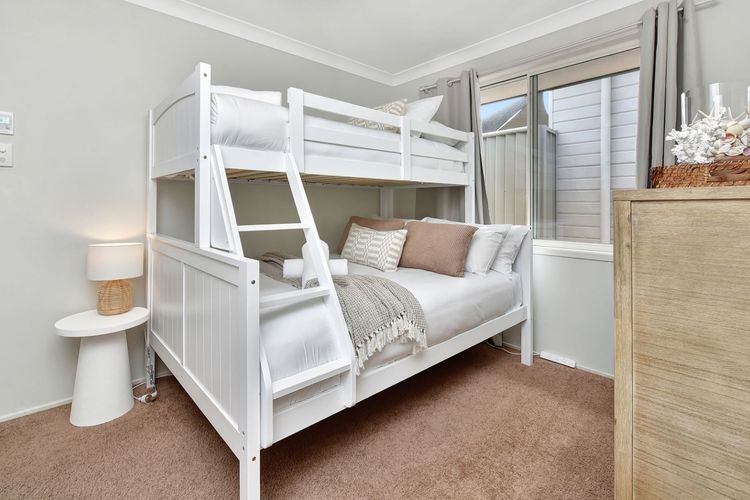 ChrisTony 5 Bdrm Waterfrnt Cottage