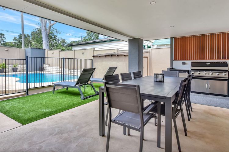 ChrisTony 5 Bdrm Waterfrnt Cottage