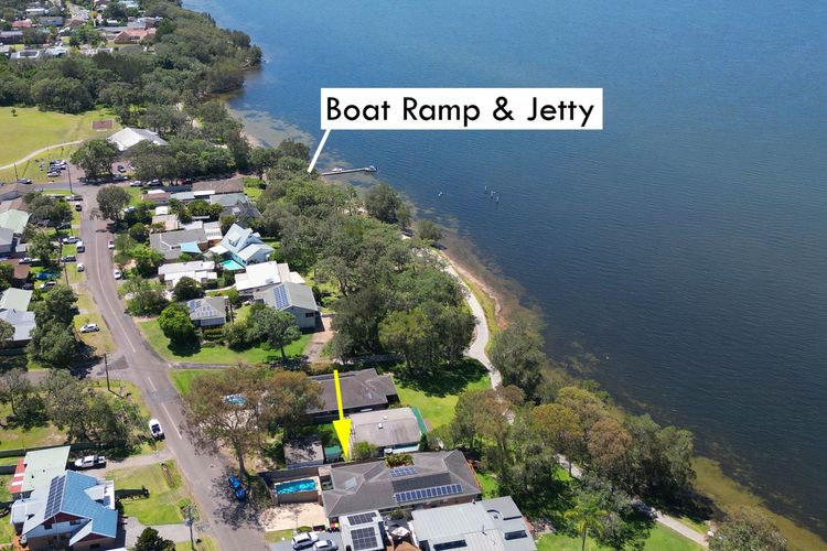 ChrisTony 5 Bdrm Waterfrnt Cottage