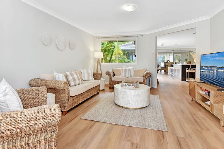 ChrisTony 5 Bdrm Waterfrnt Cottage