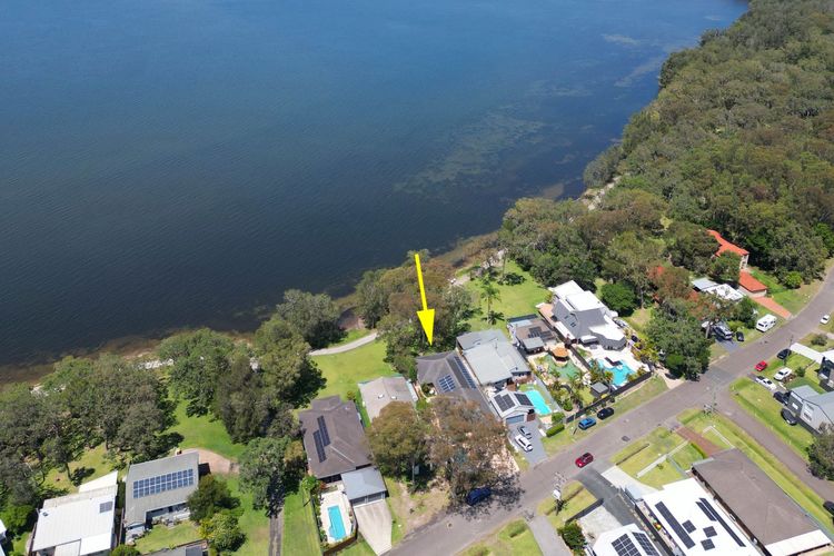 ChrisTony 5 Bdrm Waterfrnt Cottage