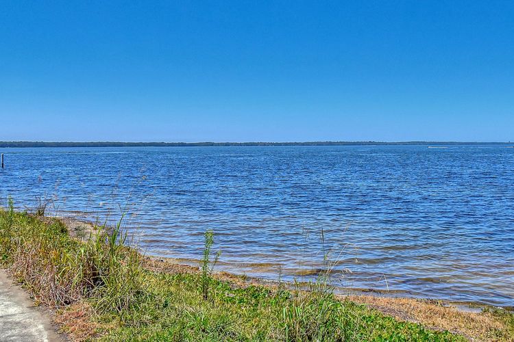 ChrisTony 3 Bdrm Waterfrnt Cottage