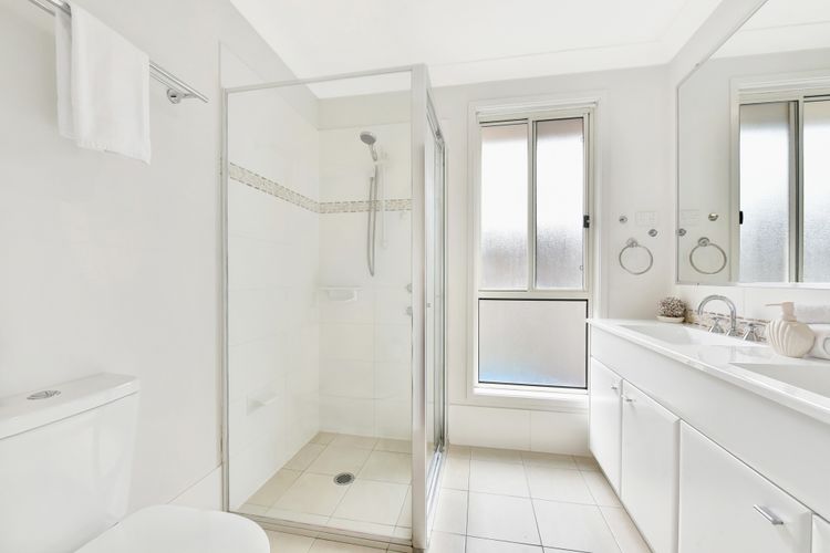 ChrisTony 3 Bdrm Waterfrnt Cottage