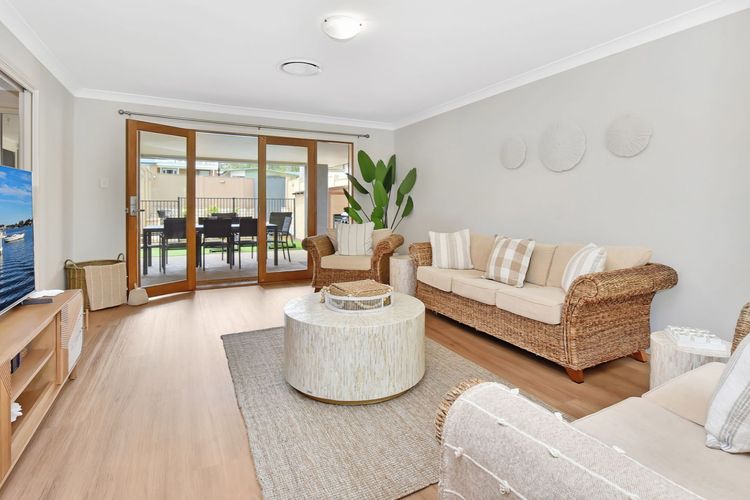 ChrisTony 3 Bdrm Waterfrnt Cottage