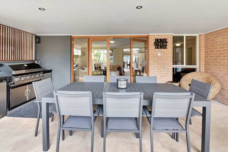 ChrisTony 3 Bdrm Waterfrnt Cottage