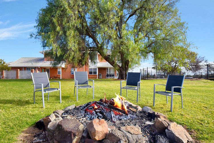 Beggars Bridge Vineyard Homestead w/ pool + wifi + tennis + vineyard