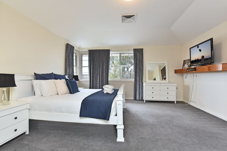 Beggars Bridge Vineyard Homestead w/ pool + wifi + tennis + vineyard