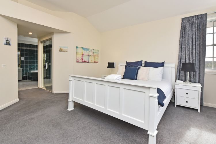 Beggars Bridge Vineyard Homestead w/ pool + wifi + tennis + vineyard