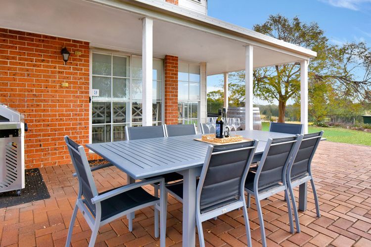 Beggars Bridge Vineyard Homestead w/ pool + wifi + tennis + vineyard