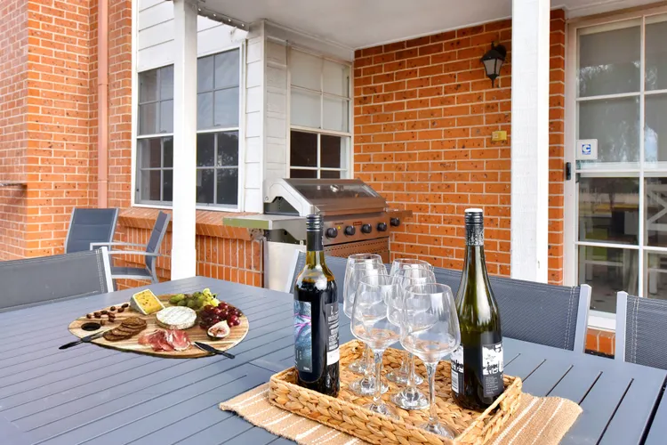 Beggars Bridge Vineyard Homestead w/ pool + wifi + tennis + vineyard