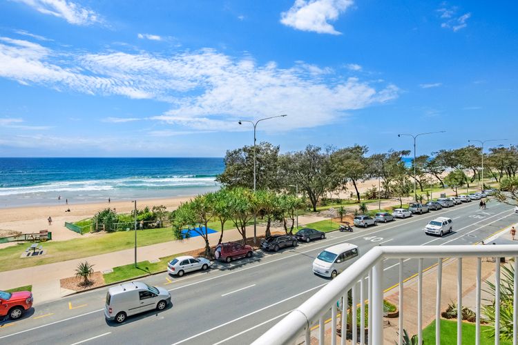 Beachfront Escape in Surfers Paradise