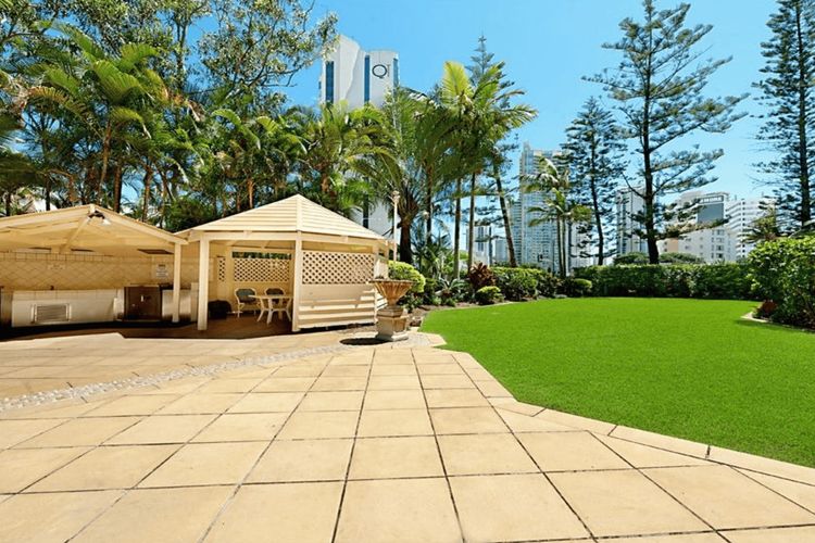 Beachfront Escape in Surfers Paradise