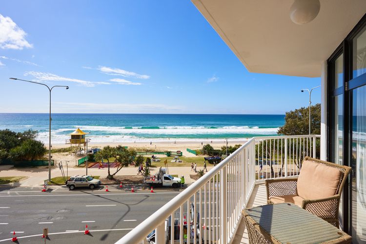 Beachfront Escape in Surfers Paradise