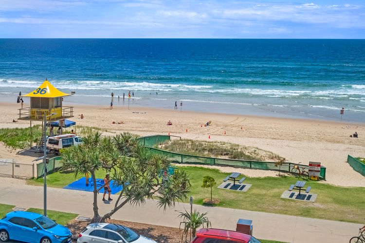 Beachfront Escape in Surfers Paradise