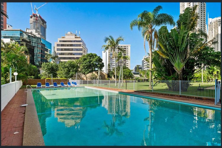 Large Waterfront Apartment in Surfers Paradise
