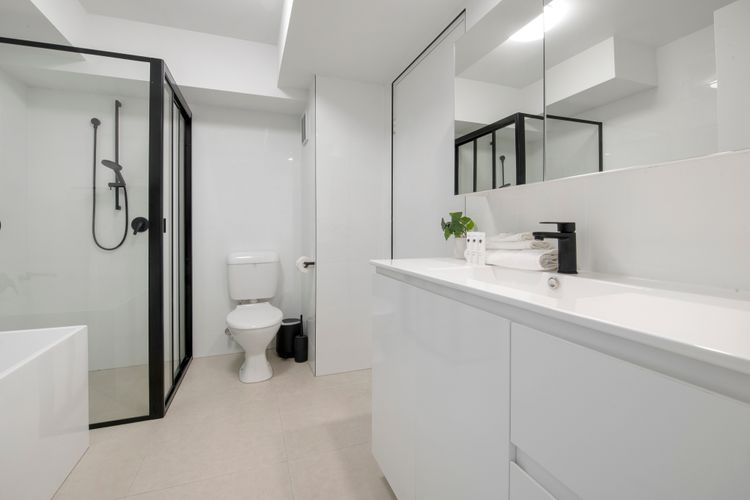 Large Waterfront Apartment in Surfers Paradise