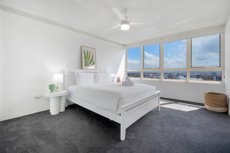 Large Waterfront Apartment in Surfers Paradise